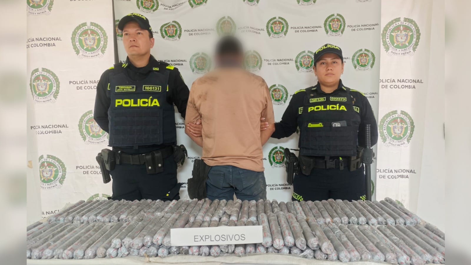 Cayó con 102 barras de explosivos cuando transitaba por una vía de Santander
