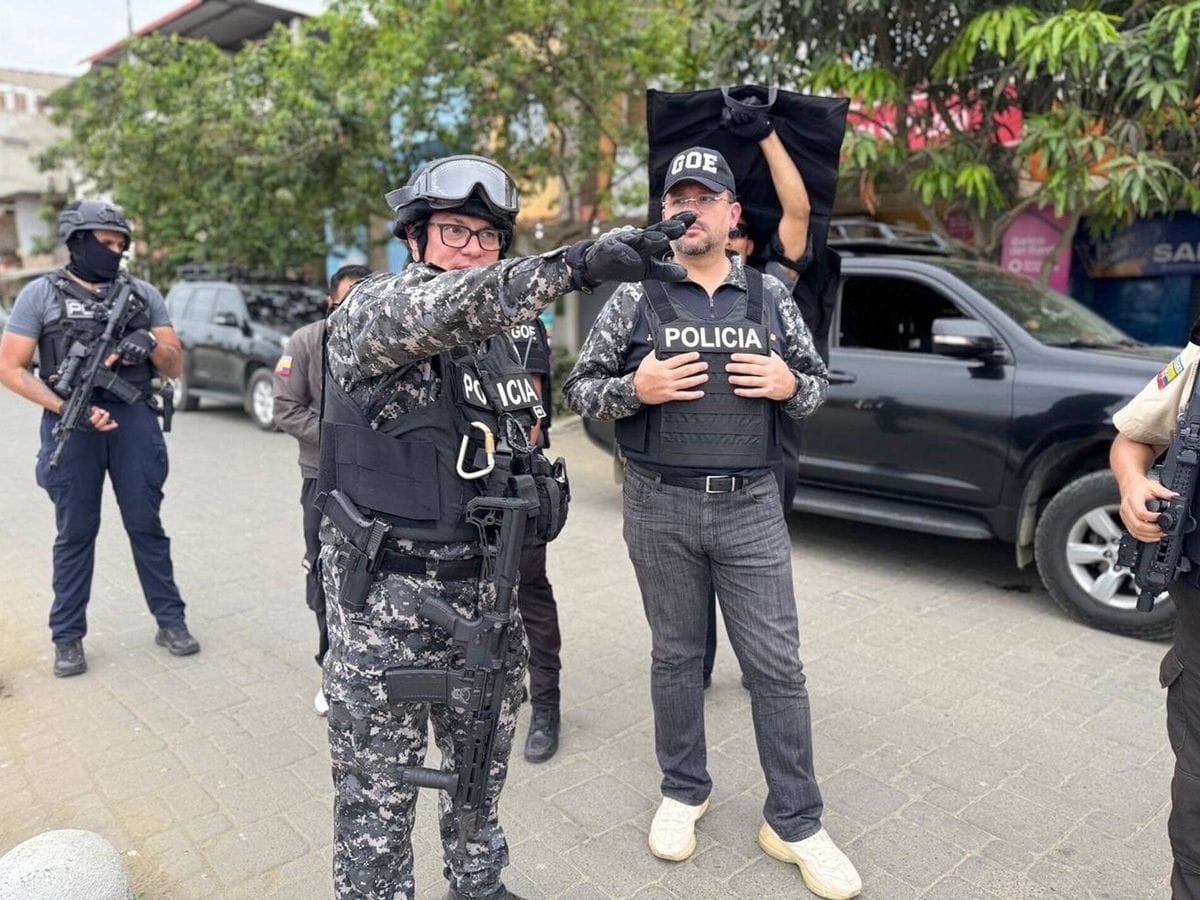 Mujer disparó contra ministro del Interior de Ecuador durante operativo antidrogas; creyó que eran ladrones