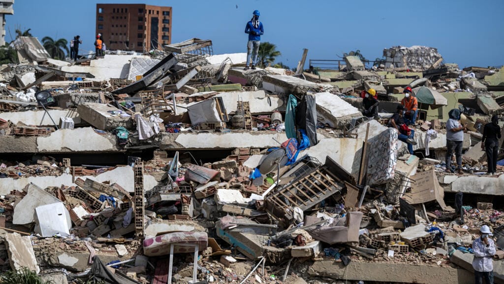 Saqueos agravan la crisis un mes después del doble sismo en La Guaira