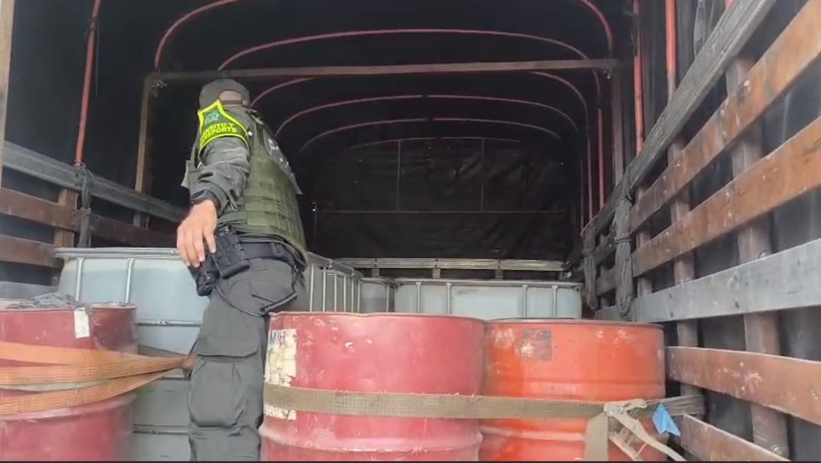 Golpe al tráfico ilegal de combustible: tres capturados con más de 1.500 galones de gasolina en Santander