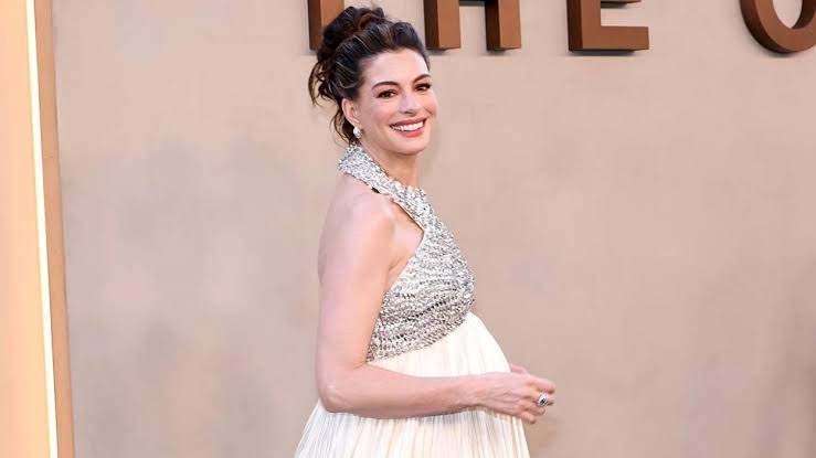 Anne Hathaway confirmó que espera su tercer hijo y confesó que el embarazo la sorprendió