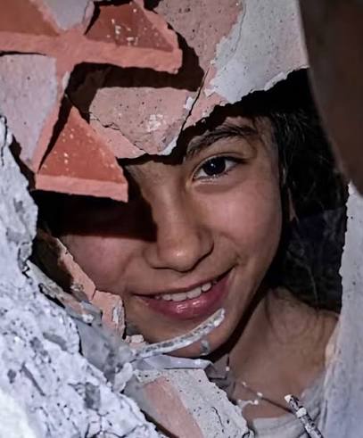 Soportó 32 horas bajo 11 pisos de concreto con una asombrosa estrategia