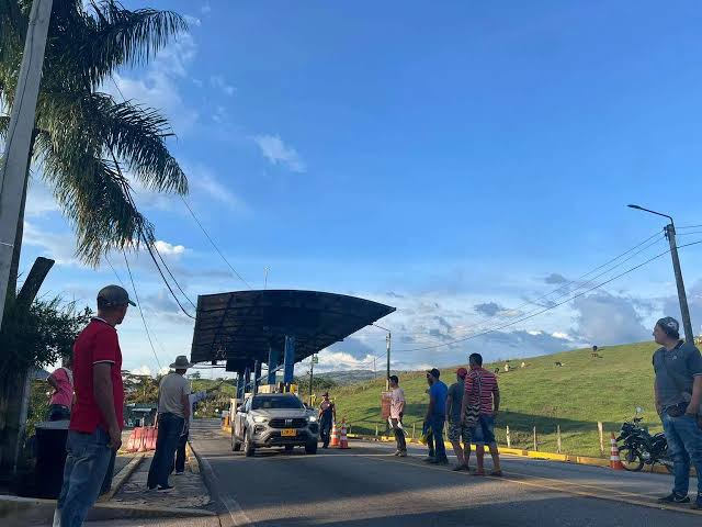 Comunidades reanudan protesta en peaje de Oiba por presuntos incumplimientos de Invías