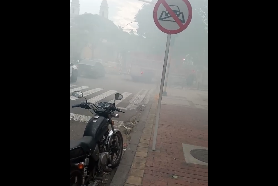Vehículo se incendió en pleno centro de Bucaramanga y generó alarma entre transeúntes