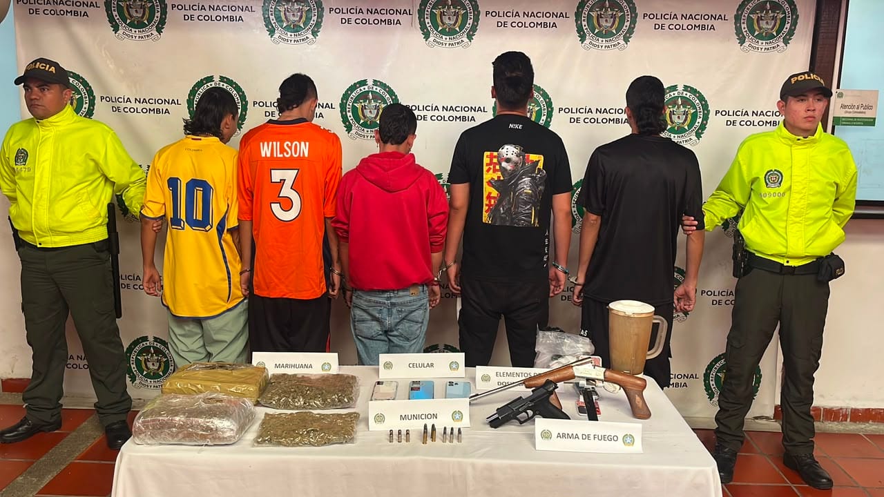 Golpe a ‘Los del Sur’: cinco presuntos integrantes cayeron con armas modificadas, droga y un celular robado en Piedecuesta