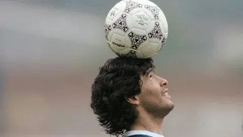La pelota de la “Mano de Dios” y el “Gol del Siglo” saldrá a subasta desde USD 2,5 millones