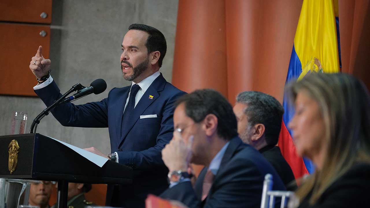 Abelardo acusó a Petro de dejar a Colombia en el endeudamiento más grande de su historia