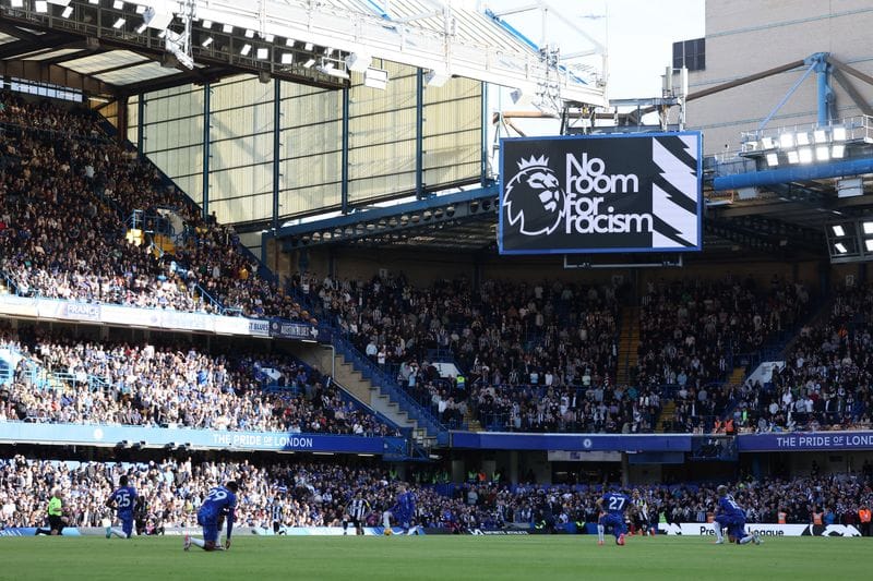 Piden declarar de alto riesgo los partidos de la Premier League por el aumento del racismo