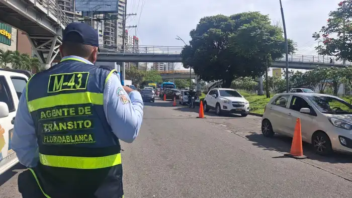 En Santander le clavan su sanción a un agente de tránsito por agredir a un conductor