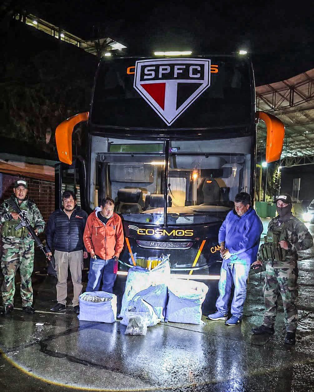 Bus contratado para transportar a São Paulo fue incautado en Bolivia con 86 kilos de marihuana