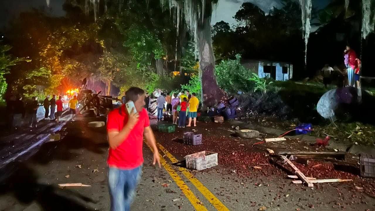 Camión cargado de mora sufrió volcamiento en la vía a Piedecuesta