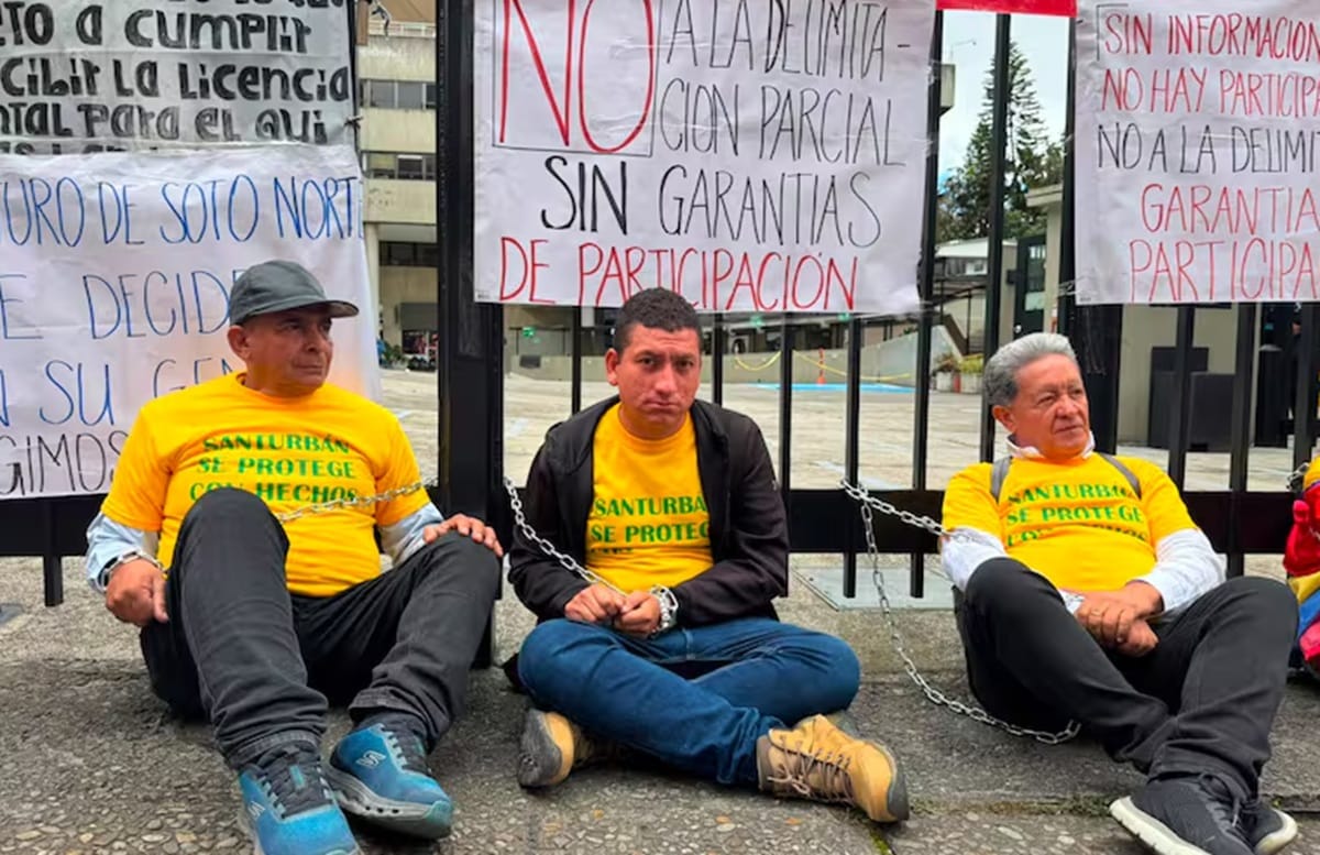Mineros santandereanos se  encadenan frente al MinMinas en protesta por resolución que prohíbe la minería