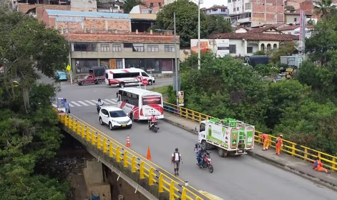 Se arrugó el pavimento del Puente Rojas Pinilla en San Gil