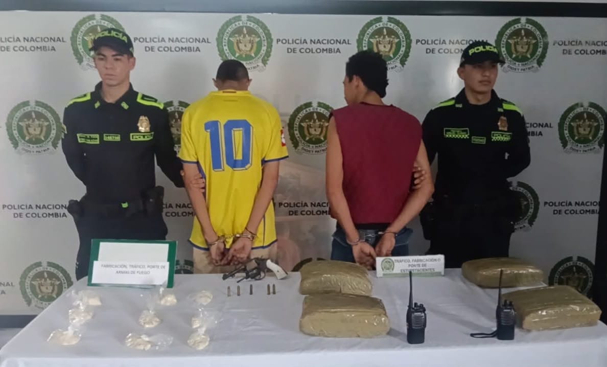 Entraron a una vivienda para esconderse y terminaron capturados con un revólver y cuatro kilos de marihuana en Girón