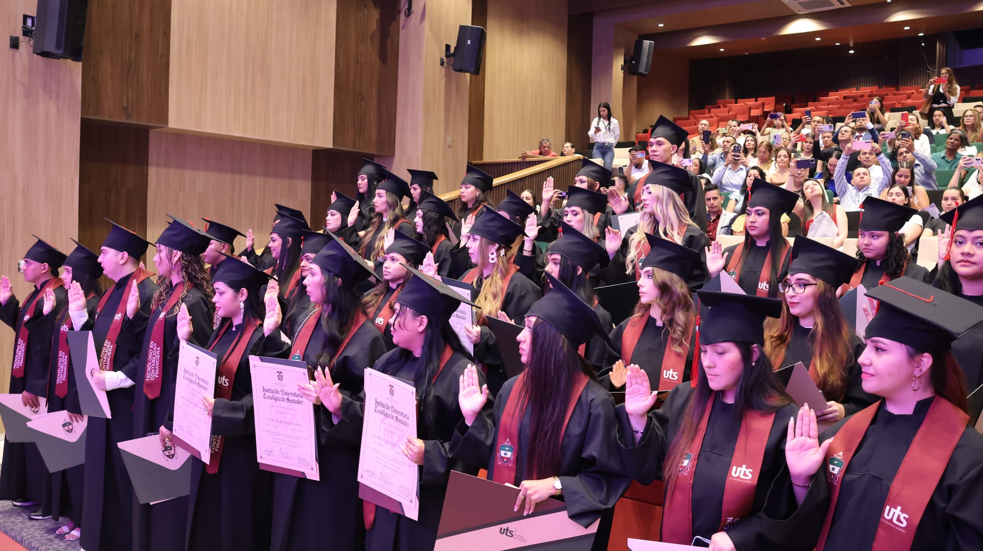 UTS gradúa a más de 1.300 estudiantes y marca su nueva etapa como institución universitaria