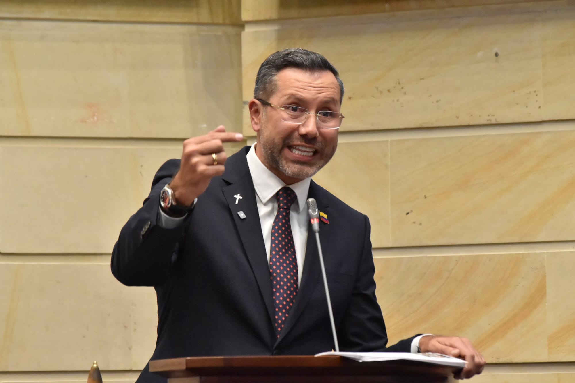 “¡Una foto con mi esposa, no con prostitutas!”: Jaime Andrés Beltrán sobrevive a moción de censura y saca las garras en el senado