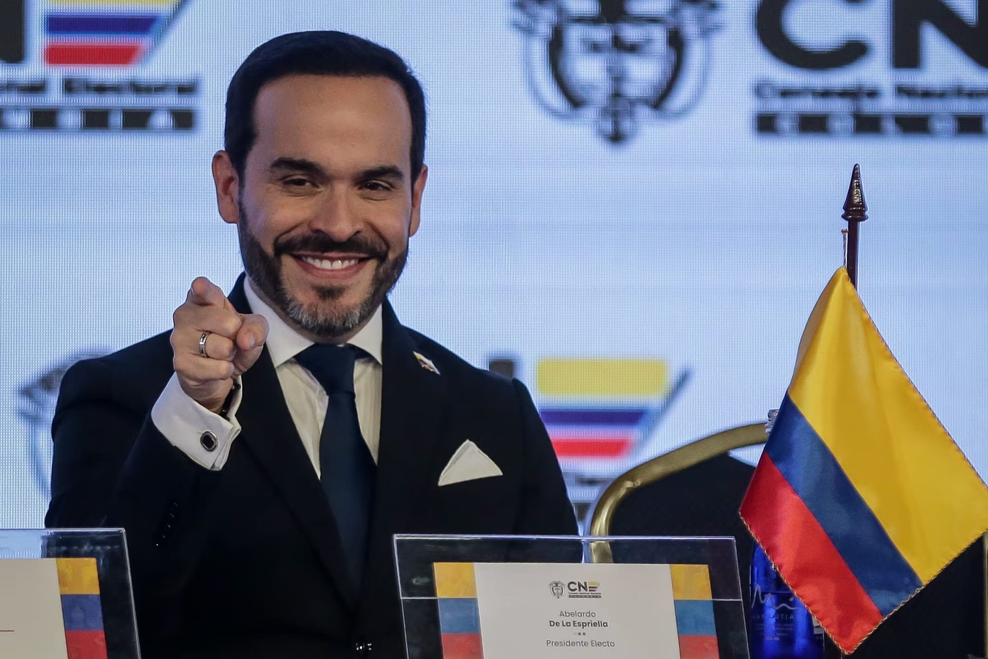 Revés para De la Espriella: juez ordena retirar de redes publicaciones en las que aparece junto a cadáveres