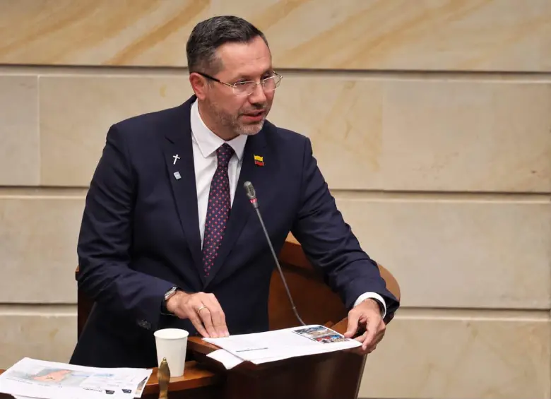 Ministro de VIVIENDA afrontó debate en Senado