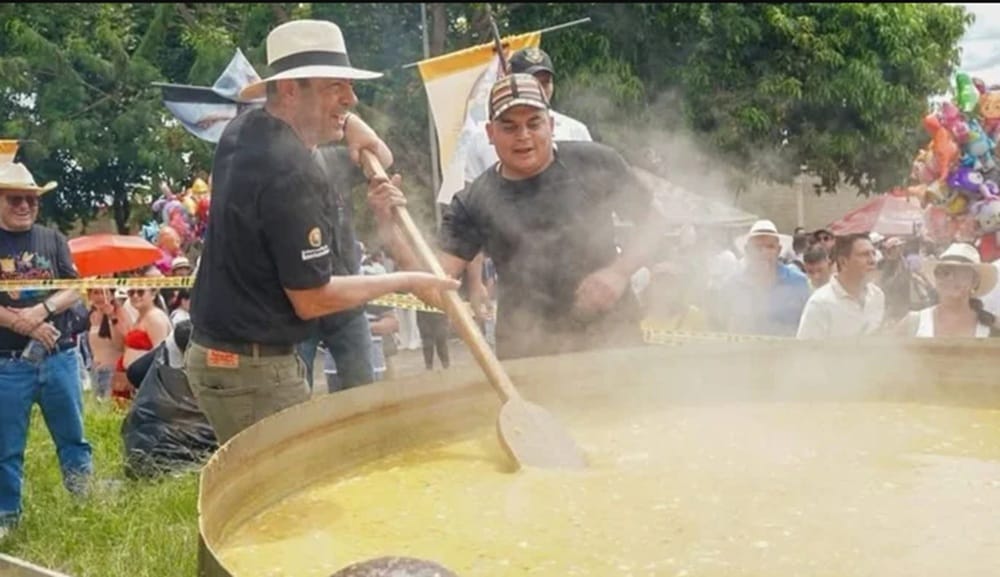 Feria Bonita cerro Fiesta de Colonias con una inmensa olla  de mute Santandereano