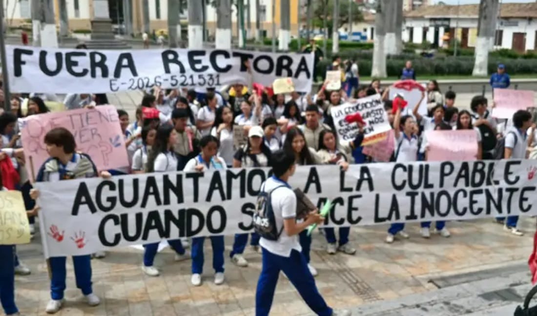 Estudiantes de la Normal de Bucaramanga quieren sacar a la  rectora