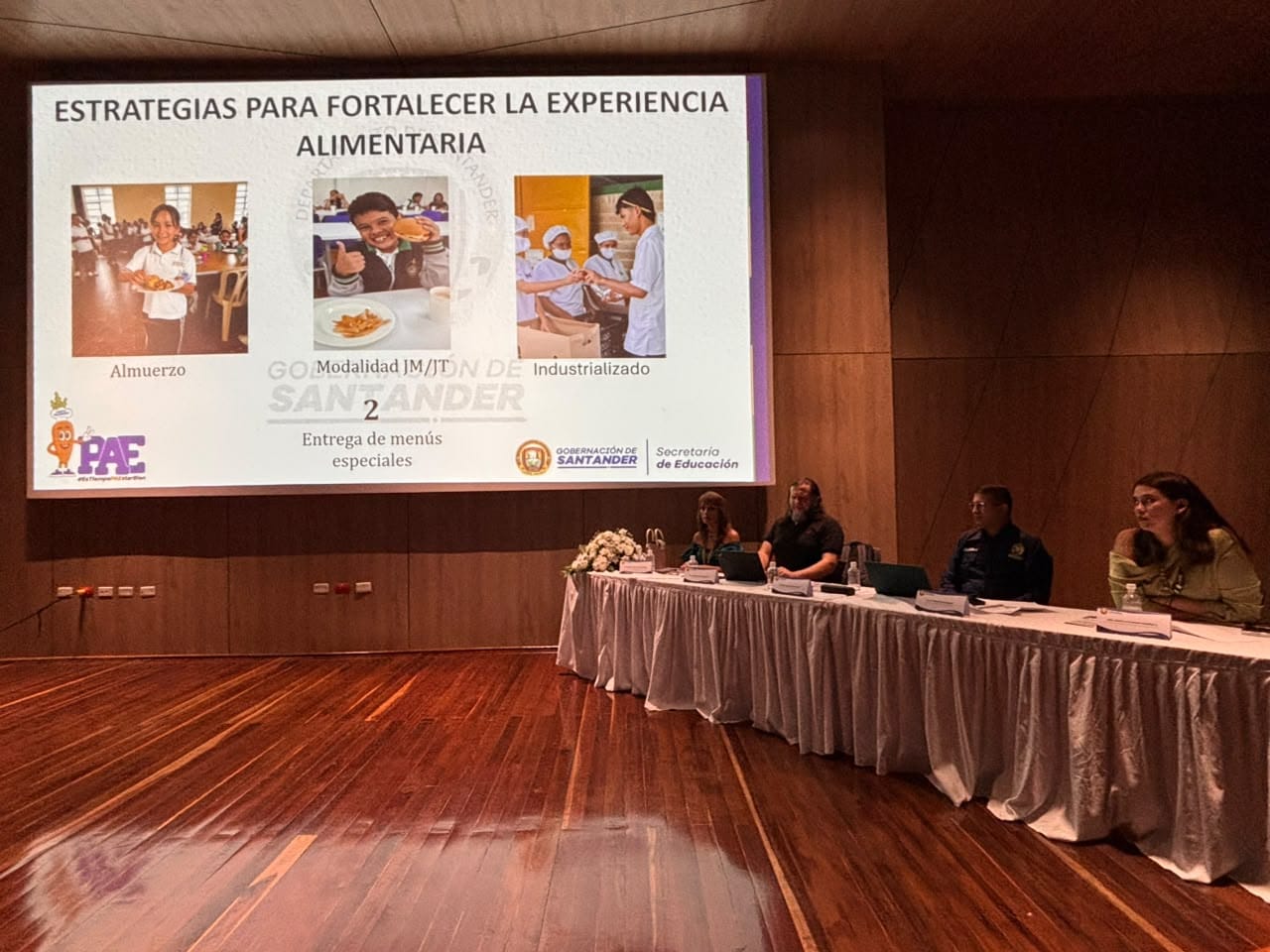 Mesa pública del Programa de alimentación escolar 'Es Tiempo PAEstar Bien' en Santander