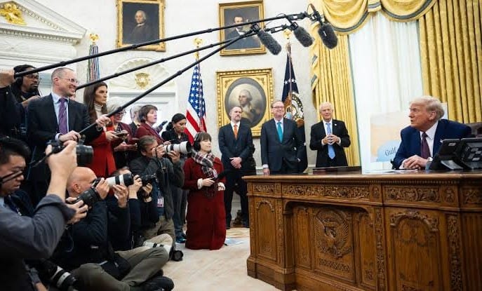 Donald Trump responde y defiende veto a periodistas