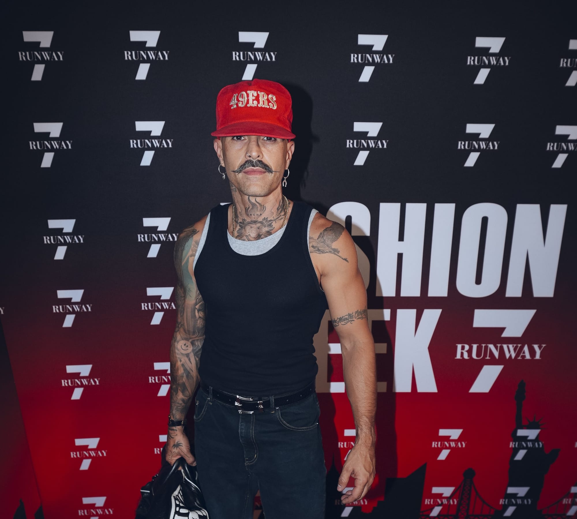 De escenarios a pasarelas Mike Bahía presente en New York Fashion Week