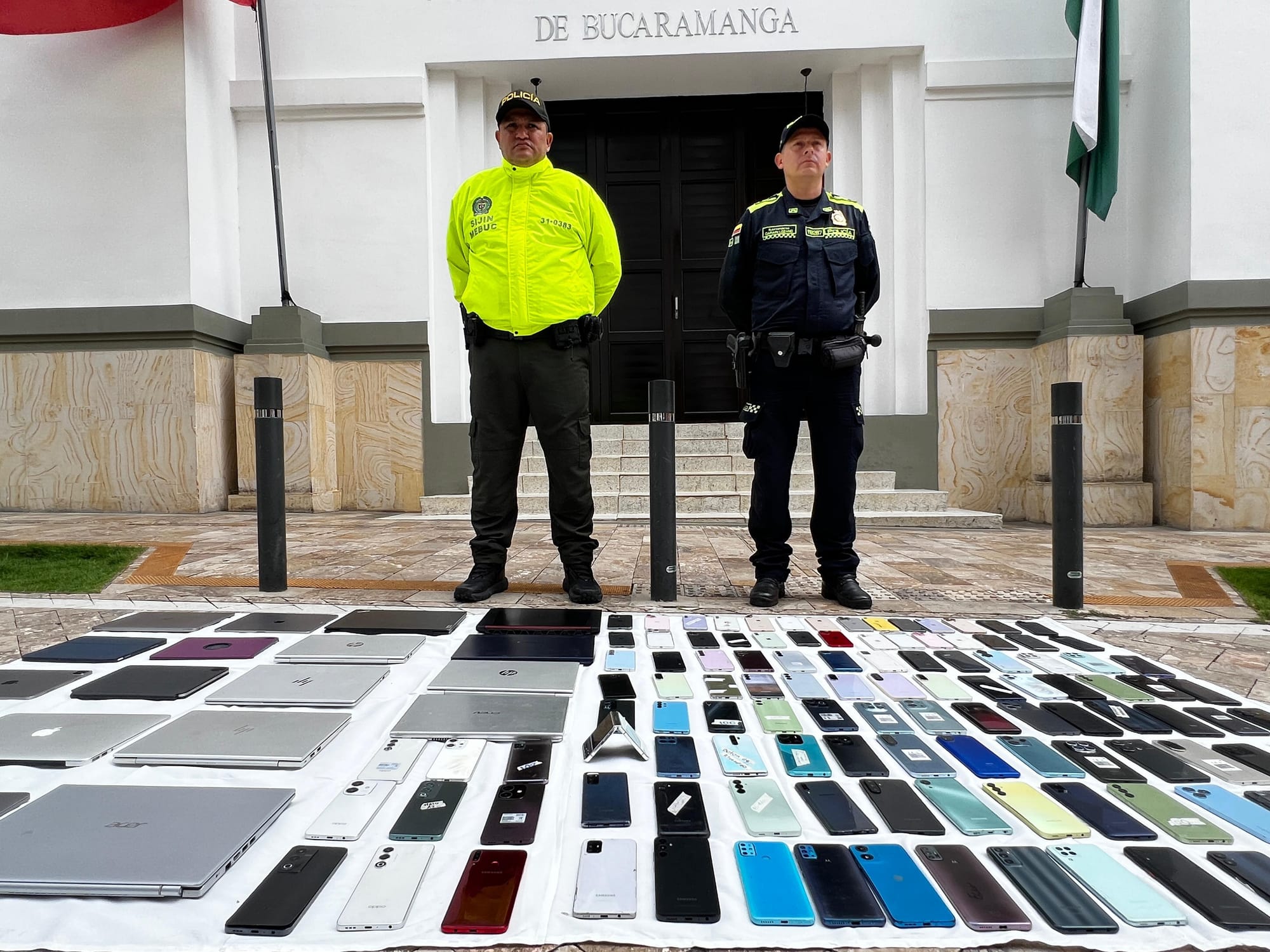 ¡Los tenían para vender! Policía recuperó 153 equipos tecnológicos en el Mercado de las Pulgas en Bucaramanga