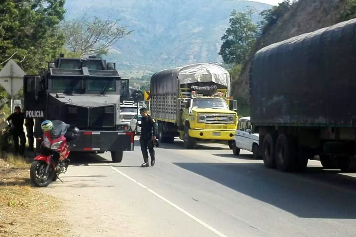 Tensión en Chimitá: Policía desbloquea estratégica vía tras protesta de habitantes amenazados con demolición