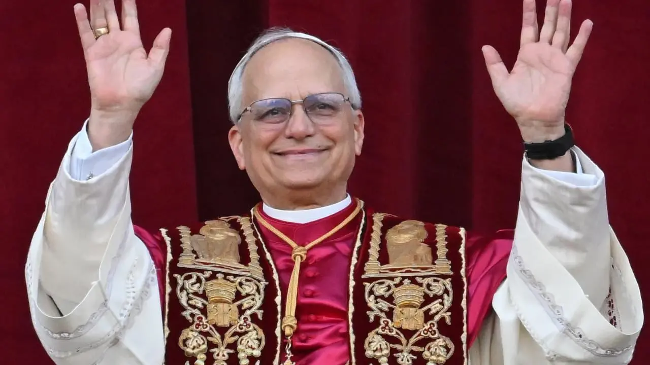 León XIV revocó los recortes salariales que Francisco impuso a cardenales durante la pandemia