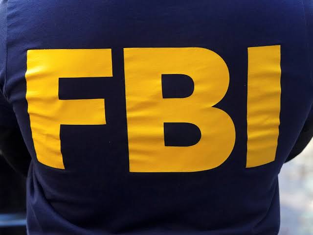 FBI ofrece recompensa de 50.000 dólares por hombre acusado de robar más de un millón de dólares en una joyería