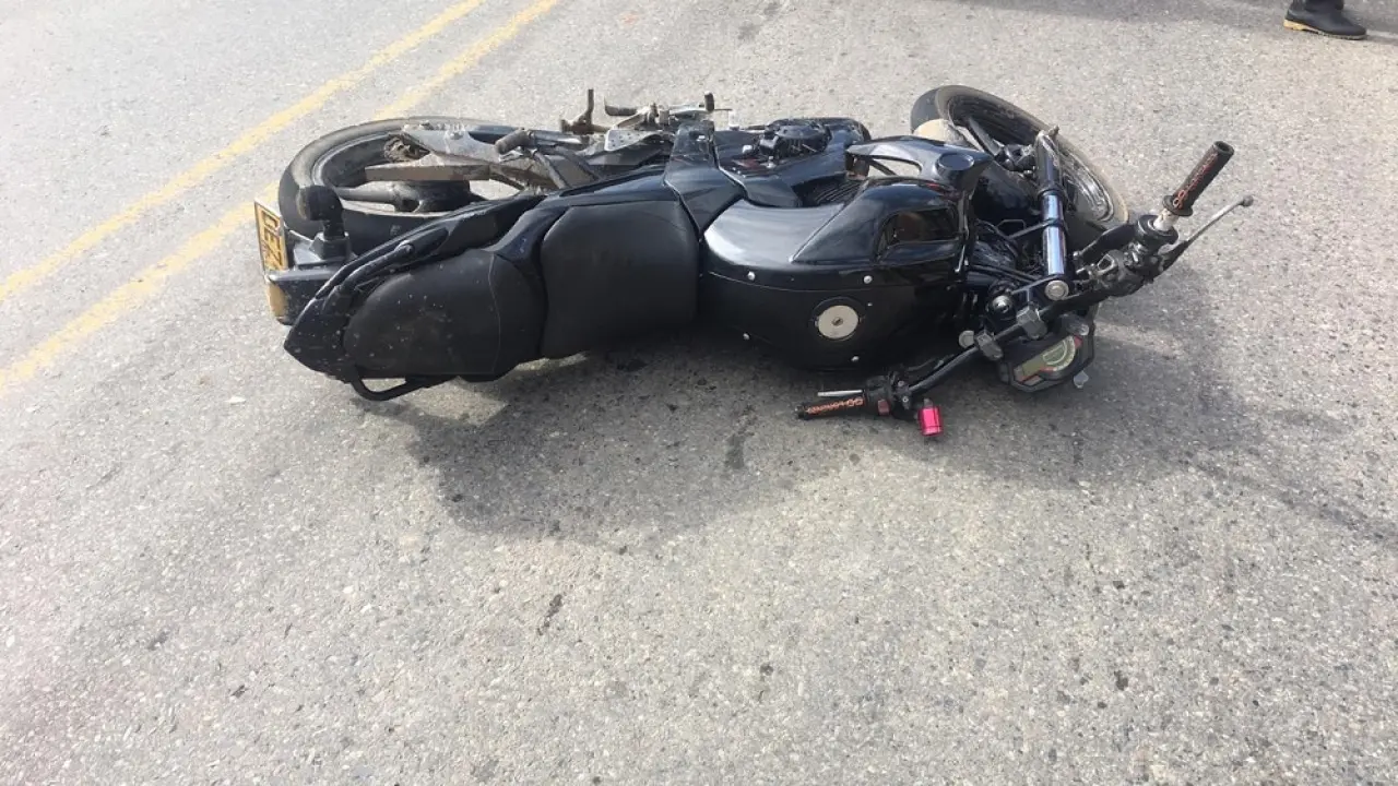 Fuerte accidente entre dos motocicletas dejó un muerto y un herido en Santander