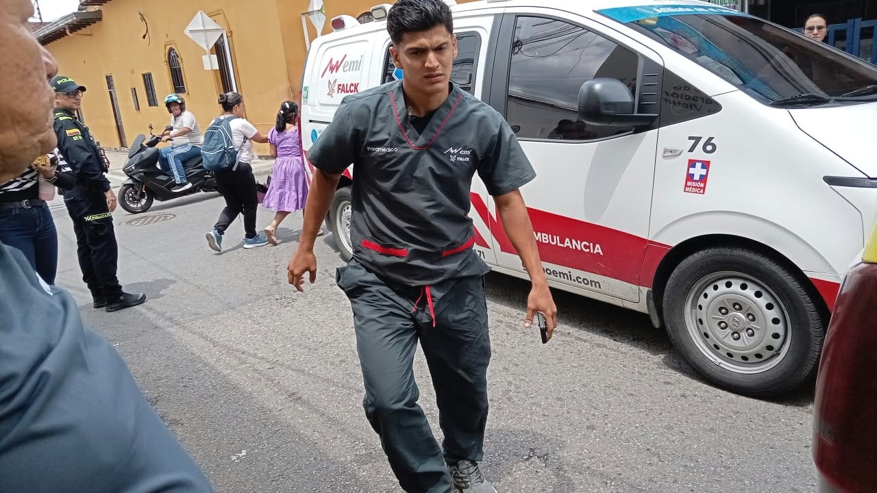 Emergencia en el Centro de Bucaramanga: techo de antigua vivienda cayó sobre varias personas, hay heridos