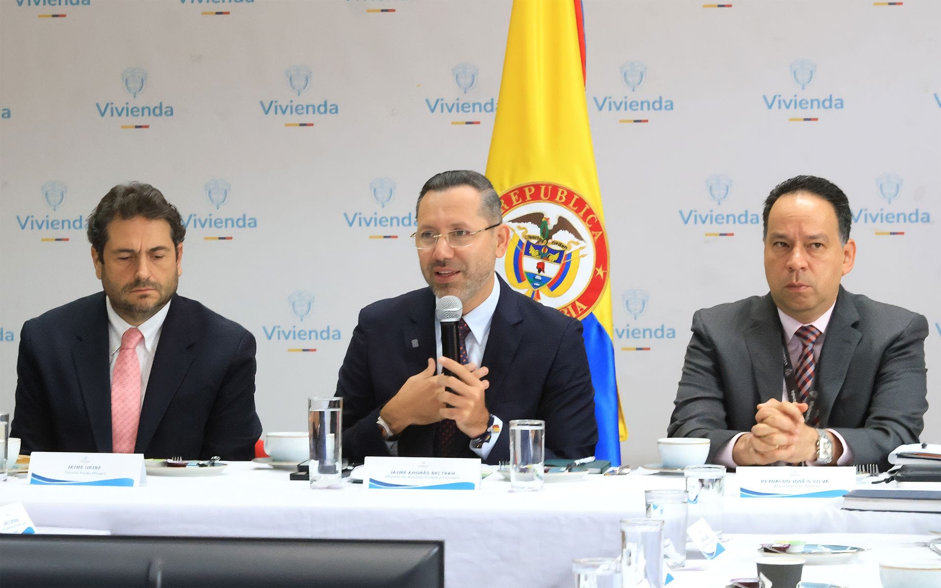 Desde MinVivienda, Jaime Andrés entregará alivios en servicios públicos a familias afectadas por desastres