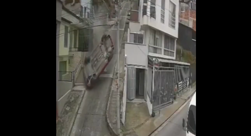 VIDEO: momento exacto en que un vehículo se quedó sin frenos y terminó volcado en una pendiente de Manizales