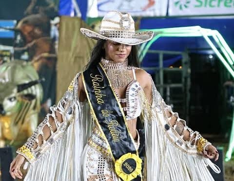 A exreina de belleza de 22 años la mató un rayo