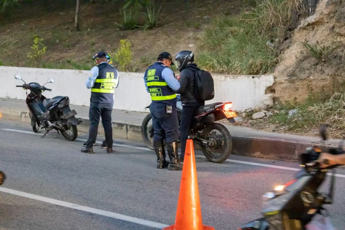 ¿Dinero y favores sexuales para evitar sanciones? Procuraduría formula cargos contra agente de tránsito de Girón