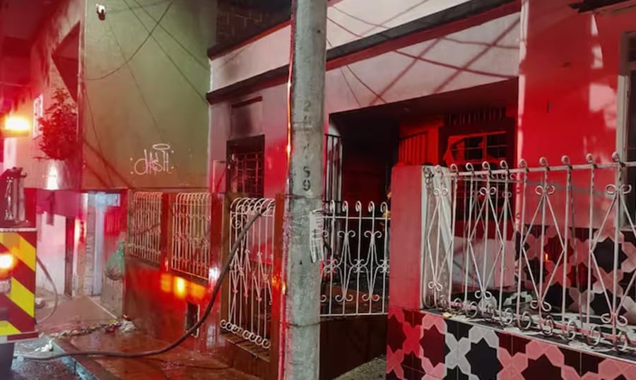 Incendio obligó a una madre y sus dos hijos a refugiarse mientras los Bomberos trabajaban en el rescate