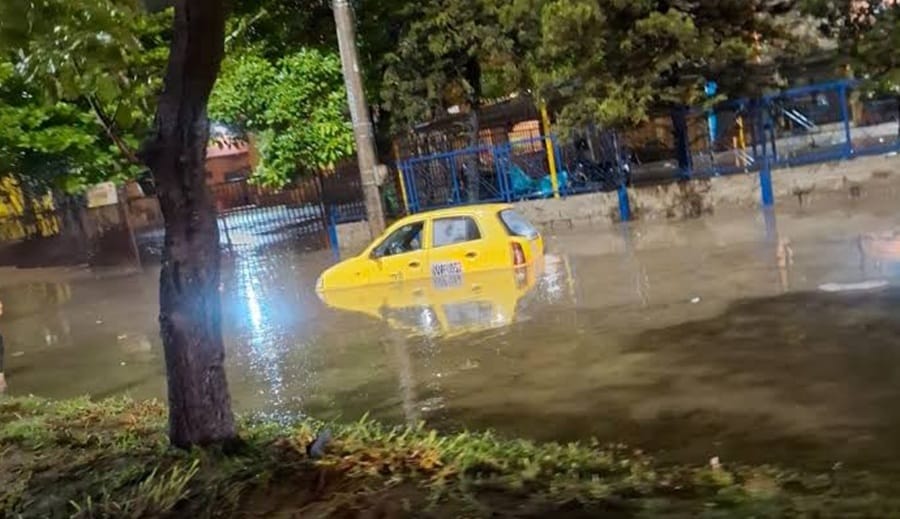 Congestiones y algunas vías inundadas por fuerte aguacero en el Área Metropolitana de  Bucaramanga