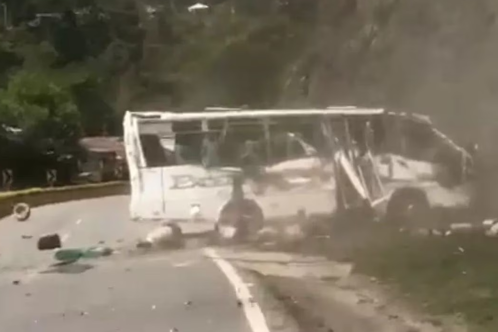 Quedó filmado accidente de un bus que dejó 2 muertos y 20 heridos imagen de la publicación