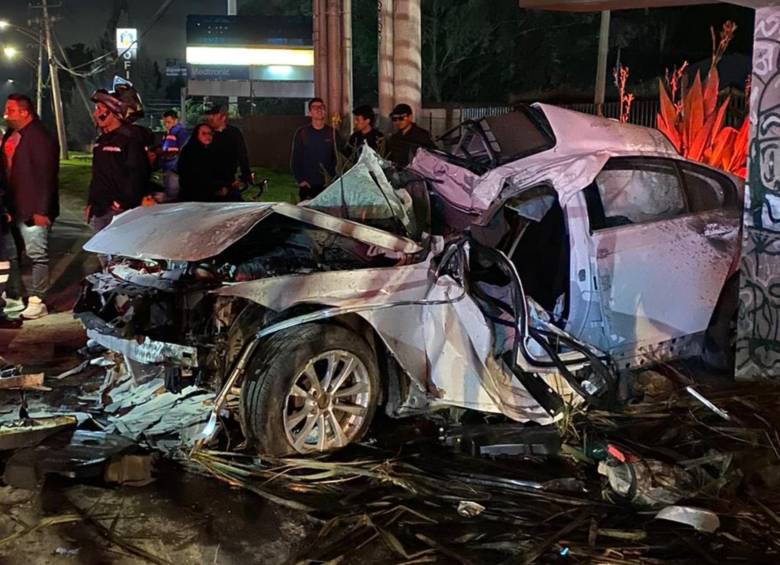 Menor de edad conviritó un BMW en chatarra al estrellarse imagen de la publicación