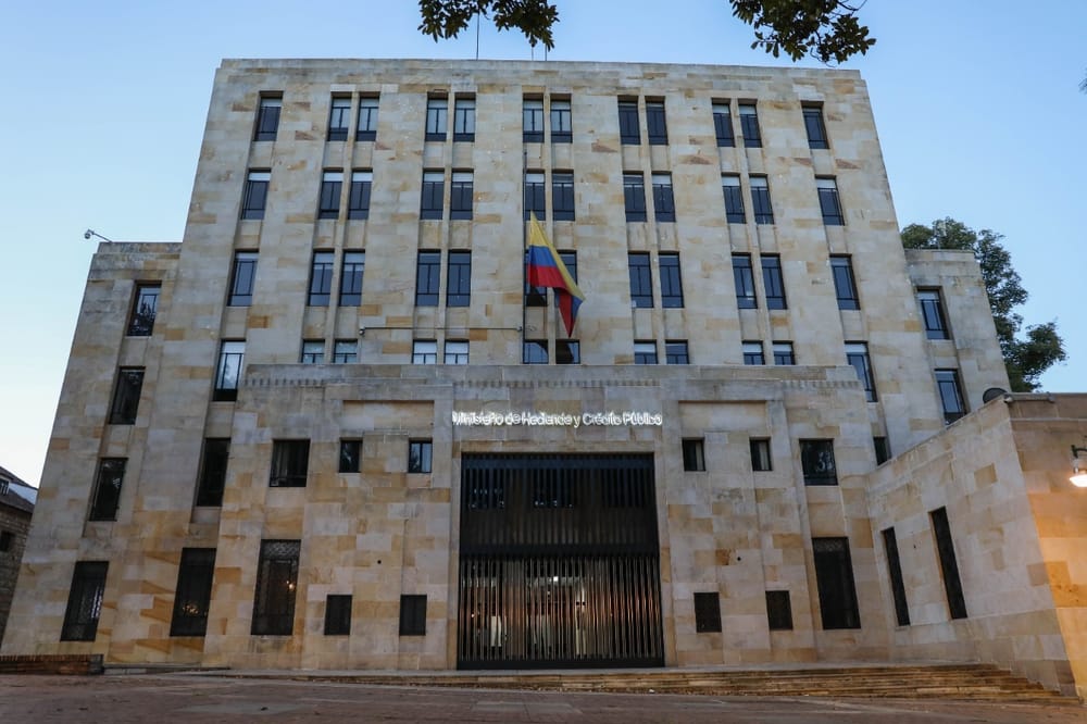 "No se gasten la plata que nos equivocamos", dice MinHacienda tras triplicar pagos en nómina imagen de la publicación