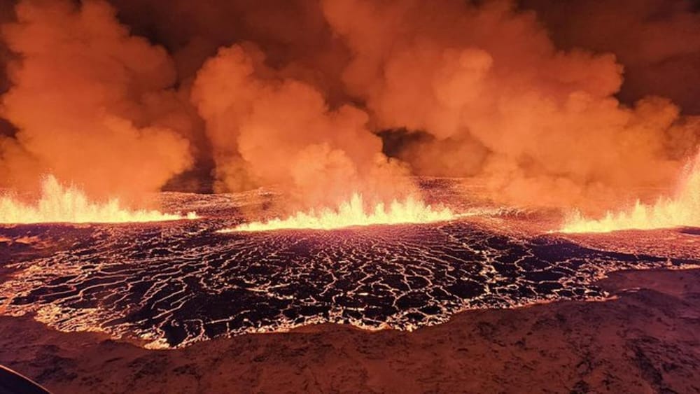 VIDEO. Impresionante erupción de un volcán en Islandia pone en peligro a una ciudad imagen de la publicación