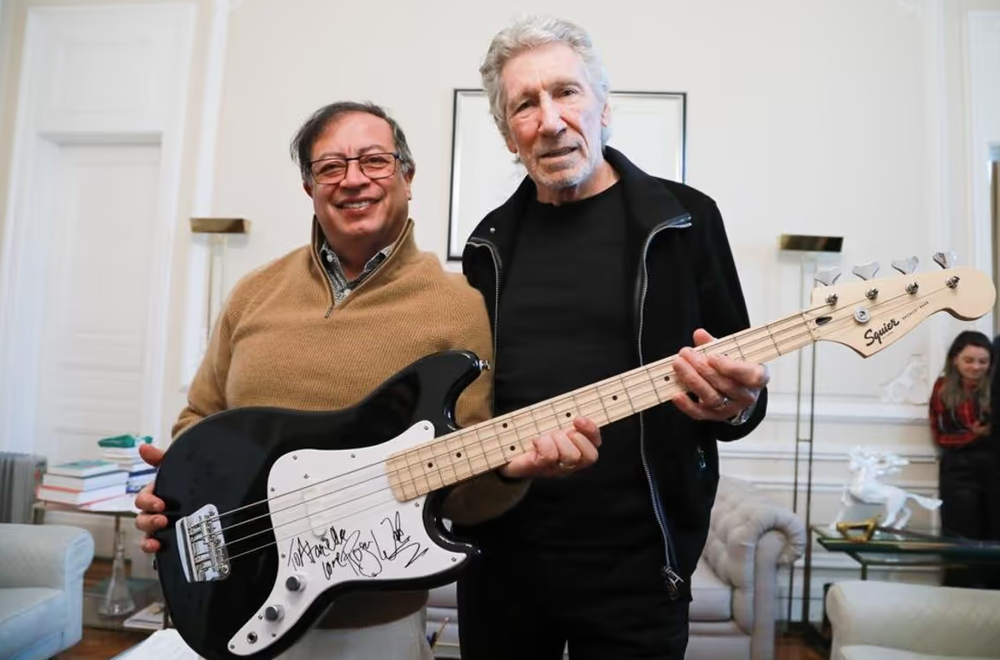 Roger Waters se reunió con Petro y  hasta le regaló una guitarra autografiada imagen de la publicación