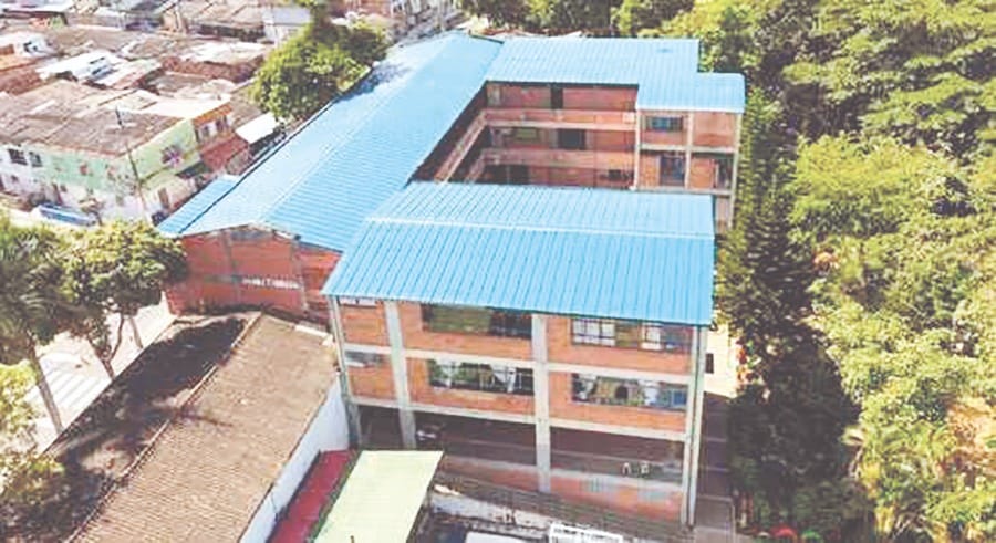 Cambiaron cubierta de colegio  que llevaba más de 30 años sin arreglos imagen de la publicación