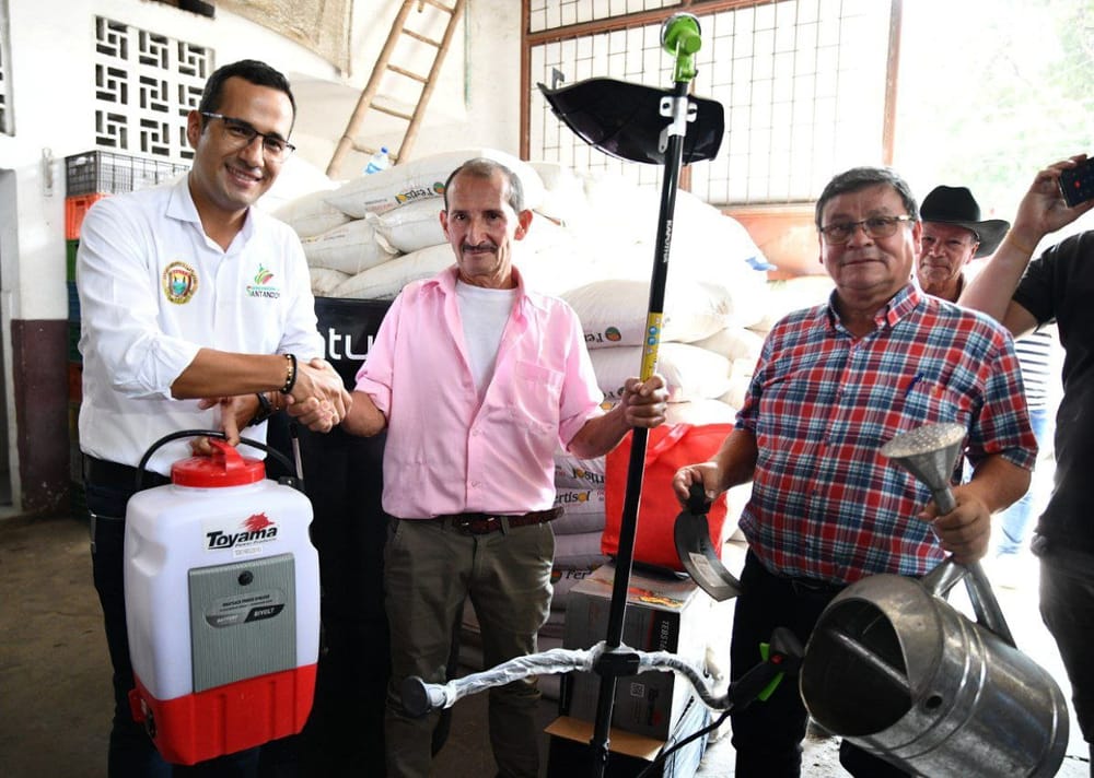 Gobernación de Santander entregó recursos a productores agrícolas imagen de la publicación