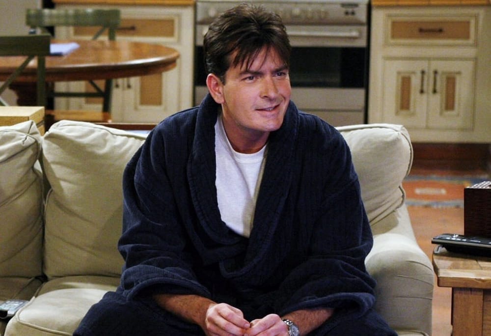 Vecina intentó estrangular al actor Charlie Sheen en su propia casa imagen de la publicación