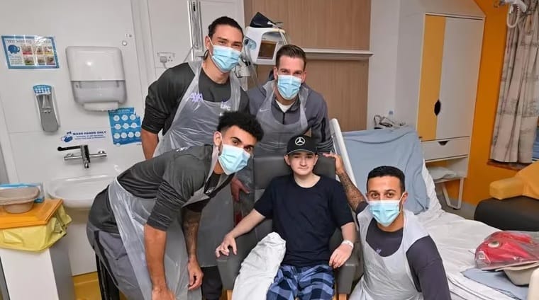 Luis Díaz y Liverpool regalan sonrisas en hospital de Inglaterra imagen de la publicación