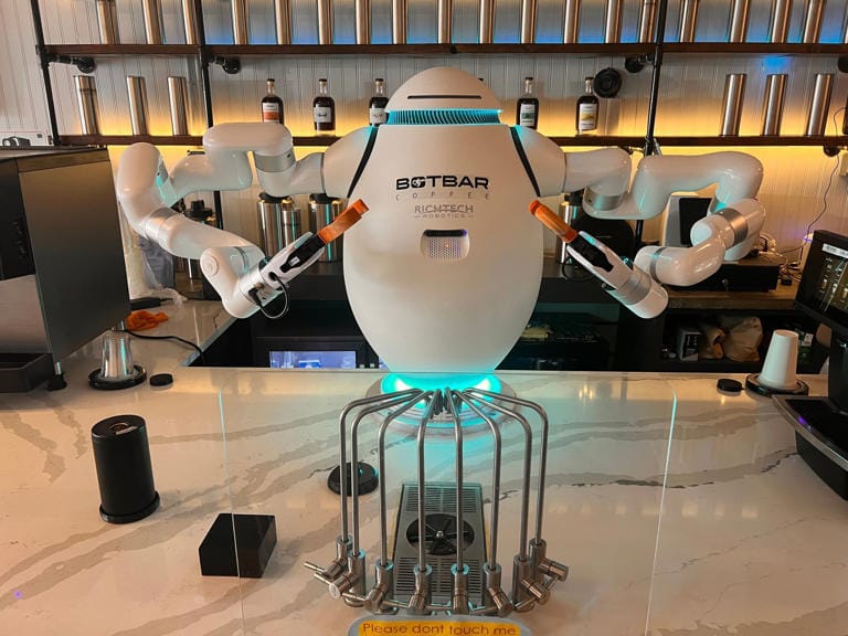Adam: El primer barista robot que cautiva a Nueva York imagen de la publicación