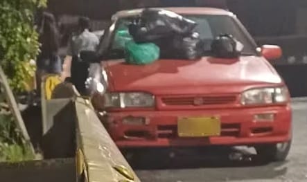 Residentes llenan de basura carro que obstaculiza recolección de desechos imagen de la publicación